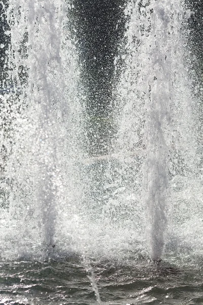 Spritzwasser aus Springbrunnen im Sonnenlicht — Stockfoto