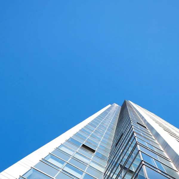 Mavi gökyüzüne karşı güzel modern ofis — Stok fotoğraf