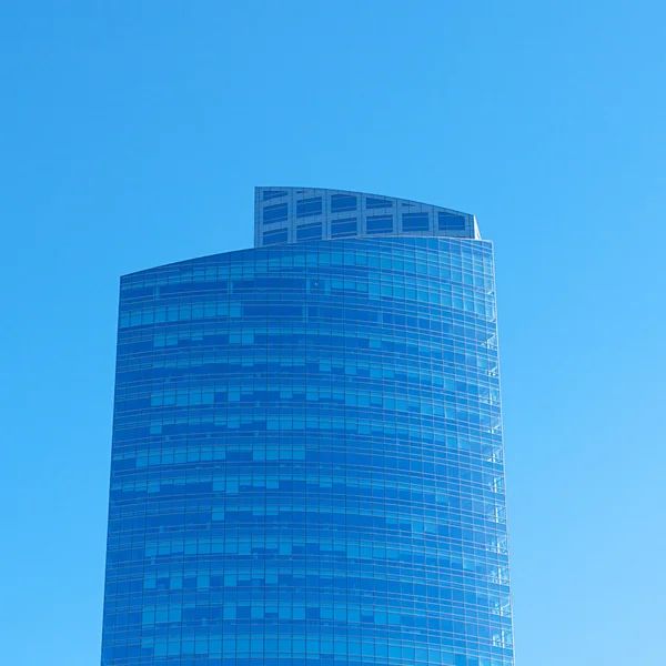 Piękny nowoczesny biurowiec przeciw błękitne niebo — Zdjęcie stockowe