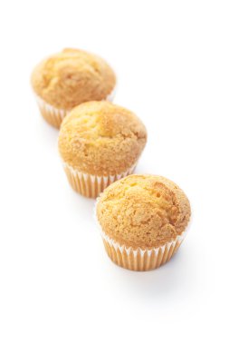 Üç muffins beyaz izole