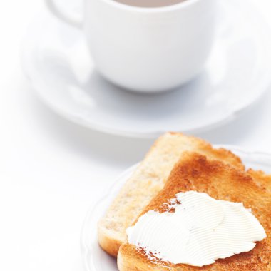 thee en toast met karamel geïsoleerd op wit