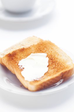 thee en toast met karamel geïsoleerd op wit