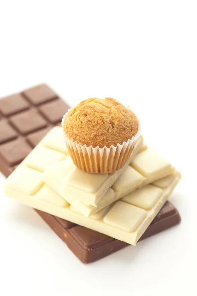 Bar af chokolade og muffin isoleret på hvid - Stock-foto