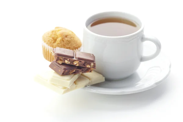 Bar, çikolata, çay ve kek üzerine beyaz izole — Stok fotoğraf