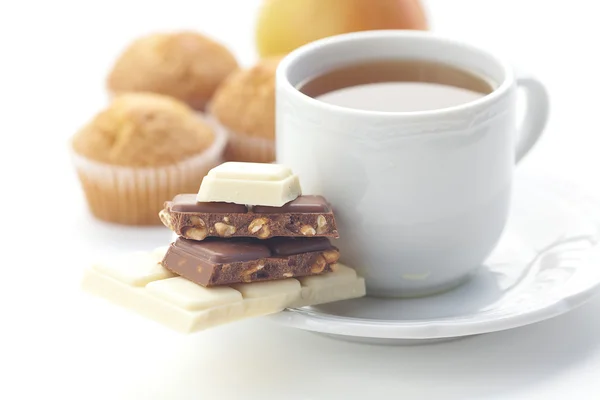 Barra de chocolate, té y magdalena aislados en blanco — Foto de Stock