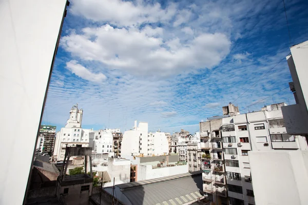 Pohled na město a modrou oblohu s mraky — Stock fotografie