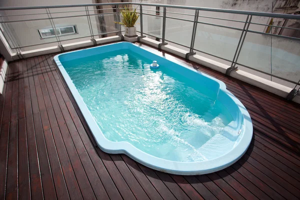 Blue swimming pool on the roof — Stock Photo, Image