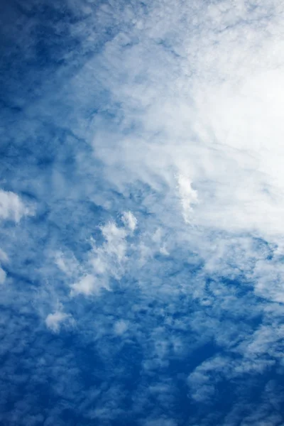 Υπόβαθρο του μπλε ουρανού με σύννεφα — Φωτογραφία Αρχείου