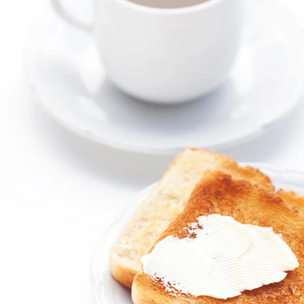 Chá e torrada com manteiga isolada em branco — Fotografia de Stock