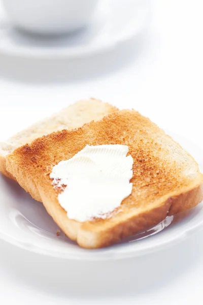 Herbaty i tostów z masłem na białym tle — Zdjęcie stockowe