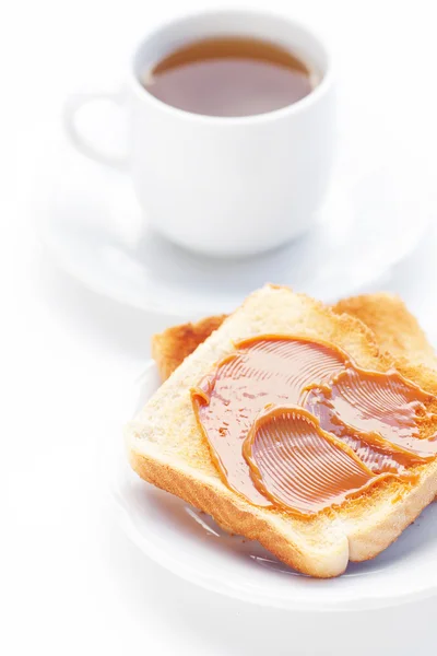 Чай и тост с карамелью изолированы на белом — стоковое фото