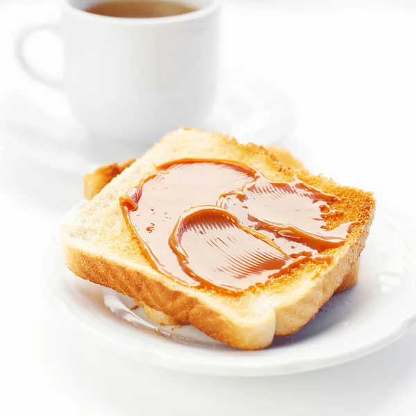 Çay ve tost ile üzerine beyaz izole karamel — Stok fotoğraf