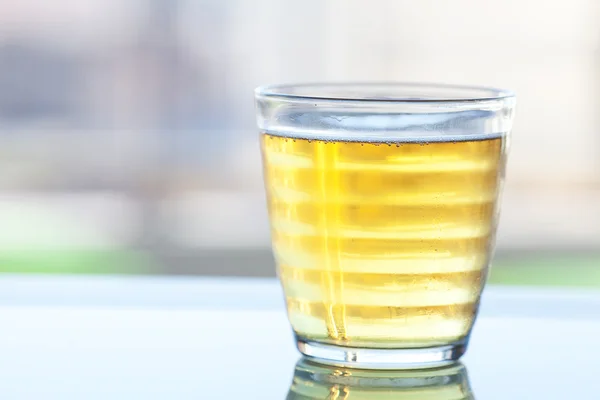 Öl i ett glas på den reflekterande ytan — Stockfoto