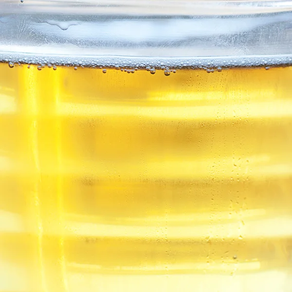 Bier im Glas auf der reflektierenden Oberfläche — Stockfoto