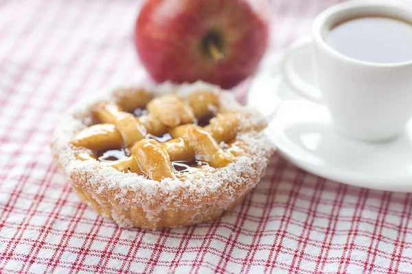 Hermoso pastel con bayas, manzana y té en tela a cuadros — Foto de Stock