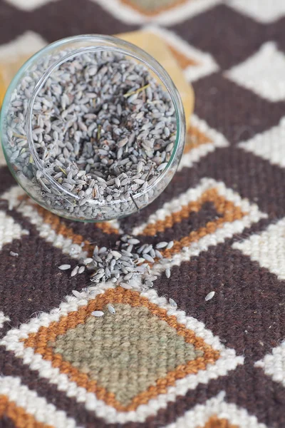 Лаванда в миске на этническом коврике — стоковое фото