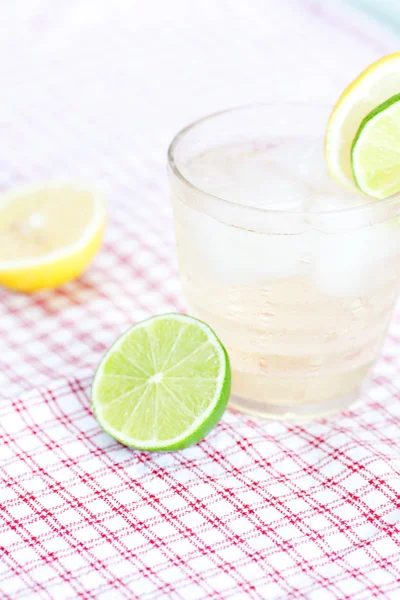 Water met citroen en limoen in een glas met ijs — Stockfoto