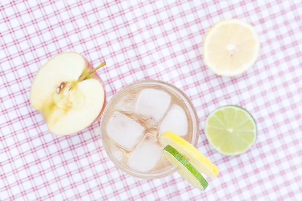 レモンとライム、apple は、グラスに氷と水します。 — ストック写真