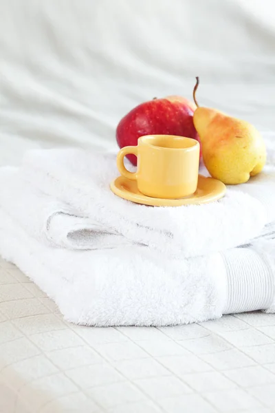 Kopje thee-, appel- en perenbomen op het bed — Stockfoto