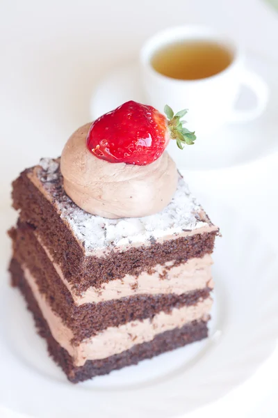Belo bolo com morango e chá em um fundo branco — Fotografia de Stock