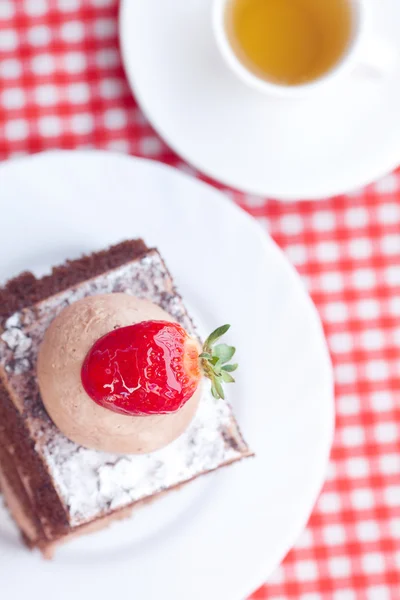 美丽的蛋糕草莓和格子花呢面料上茶 — 图库照片