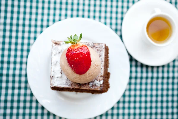 美しいケーキ イチゴと格子縞生地に茶 — ストック写真