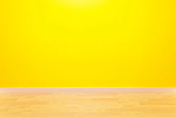 Yellow wall and parquet in the apartments — Stock Photo, Image