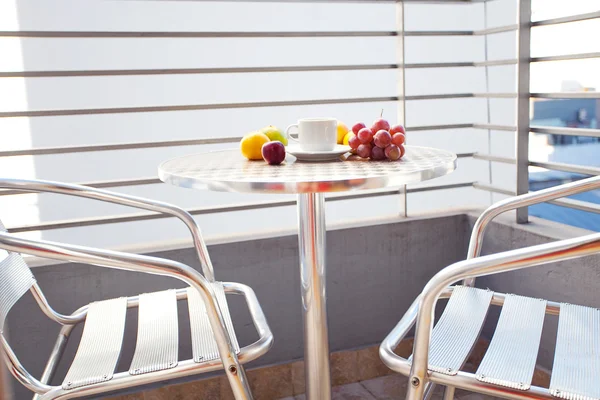Balkondaki masanın üzerine çay ve meyve — Stok fotoğraf