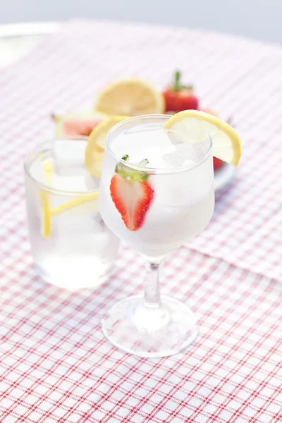 Cocktail med is, citron, figen og jordbær på tallerken - Stock-foto