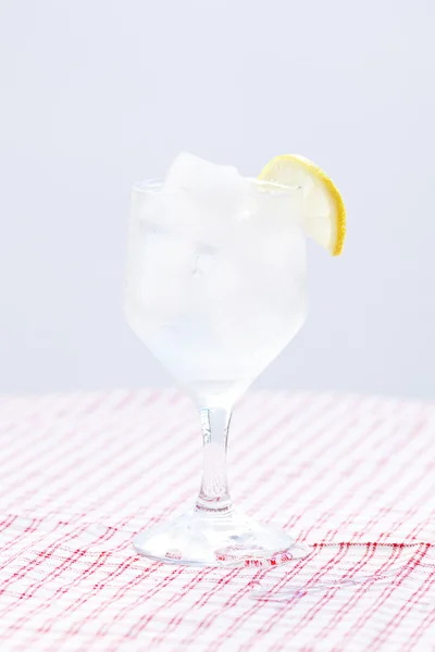 Koktajl z lodem i cytryną — Zdjęcie stockowe