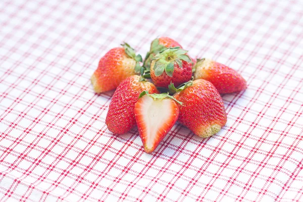 Erdbeere liegend auf kariertem Stoff — Stockfoto