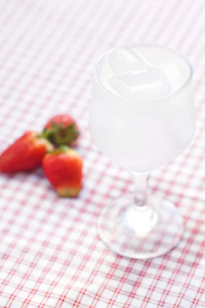 Cóctel con hielo, limón y fresa —  Fotos de Stock