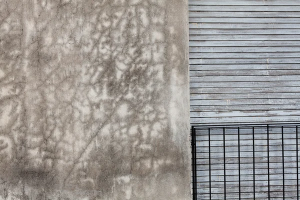 Формованная стена, балкон и окно с жалюзи — стоковое фото