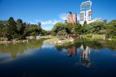 Japon bahçesi ve mavi gökyüzü arka plan üzerinde gökdelenler