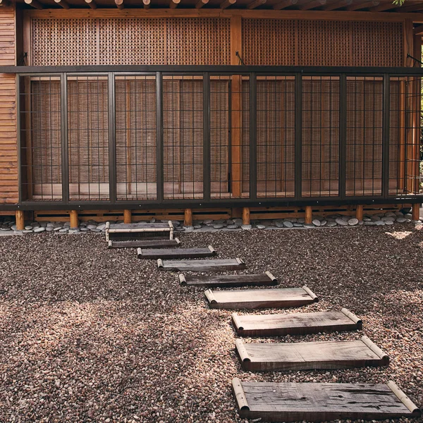 Mały drewniany dom w stylu japońskim — Zdjęcie stockowe