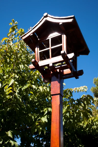 Japońska latarnia na tle niebieskiego nieba — Zdjęcie stockowe