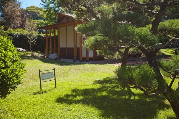 Casa en estilo japonés sobre fondo de árboles y tarjeta — Foto de Stock