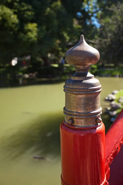 Japon bahçe içinde kırmızı köprü öğesi — Stok fotoğraf