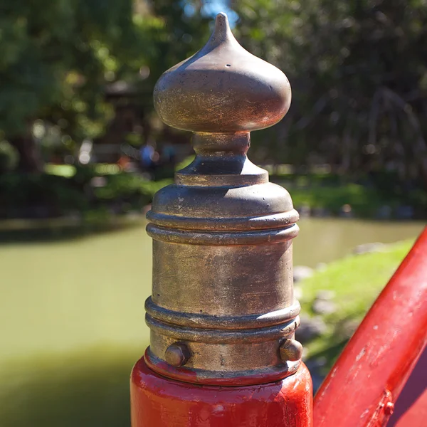 Элемент красного моста в Японском саду — стоковое фото