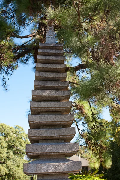 Yeşil ağaçlar arka plan üzerine taş pagoda — Stok fotoğraf