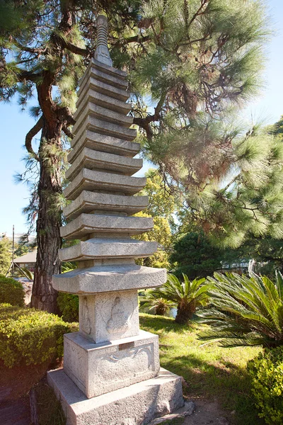 Yeşil ağaçlar arka plan üzerine taş pagoda — Stok fotoğraf