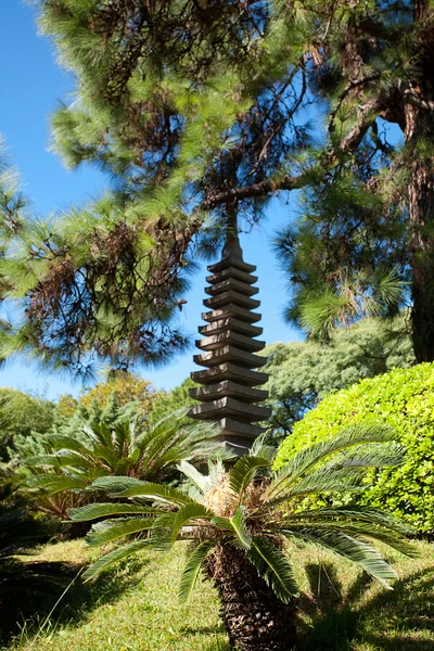 Pagoda de piedra sobre el fondo de árboles verdes — Foto de Stock