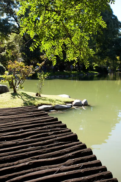 木製の橋と公園の池 — ストック写真