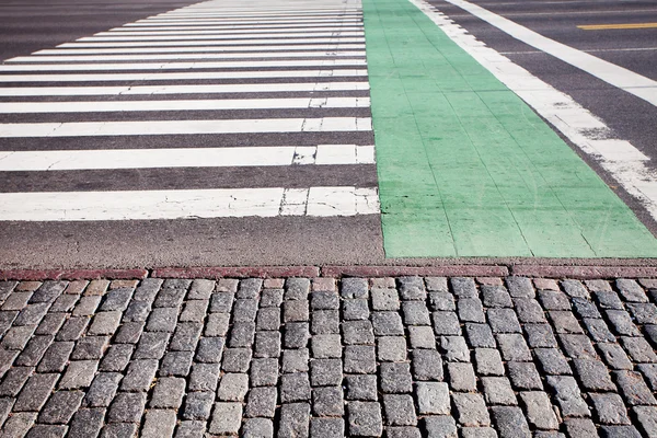 Crosswalk, fiets lane en bestrating — Stockfoto