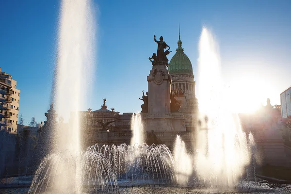 Здание Конгресса и фонтан в Буэнос-Айресе, Аргентина — стоковое фото
