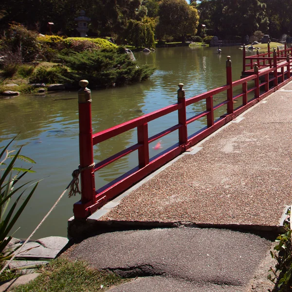Japon bahçe su birikintisi arka plan üzerine köprü — Stok fotoğraf