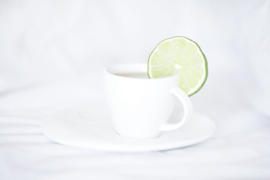 yastık ve çay ile yatak