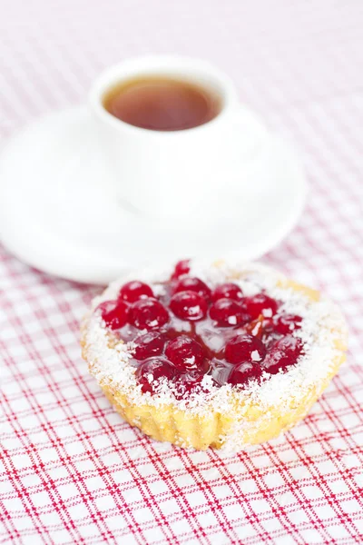 Hermoso pastel con bayas y té en tela a cuadros —  Fotos de Stock