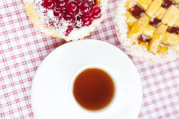Красивий торт з ягодами та чаєм на однотонній тканині — стокове фото