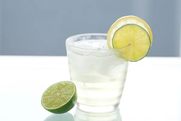 Agua con limón y lima en un vaso con hielo —  Fotos de Stock